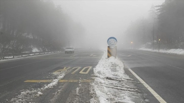 Bolu Dağı'nda hafif kar ve sis etkili oluyor