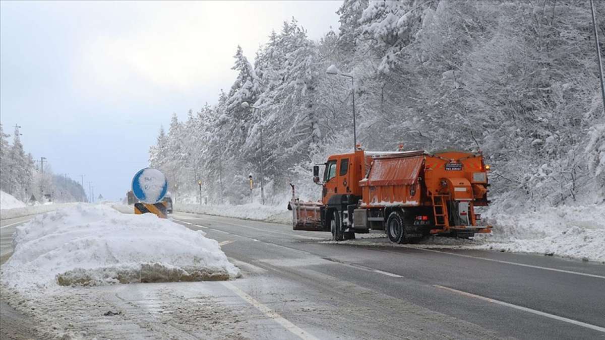 Bolu Dağı'nda kar yağışı devam ediyor