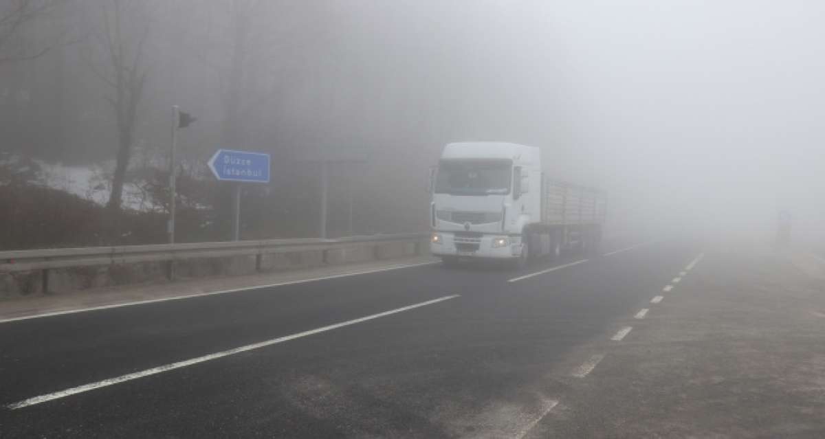 Bolu Dağı'nda sis, görüş mesafesini 10 metreye düşürdü