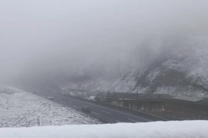 Bolu Dağı'nda sis ve karla karışık yağmur etkili oluyor