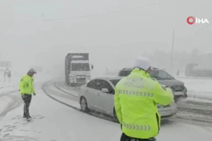 Bolu Dağı'nın İstanbul istikameti trafiğe kapandı