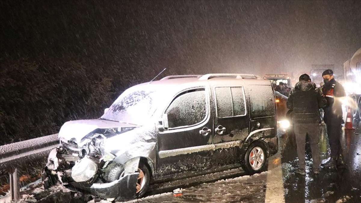 Bolu'da kar yağışı ulaşımı olumsuz etkiledi