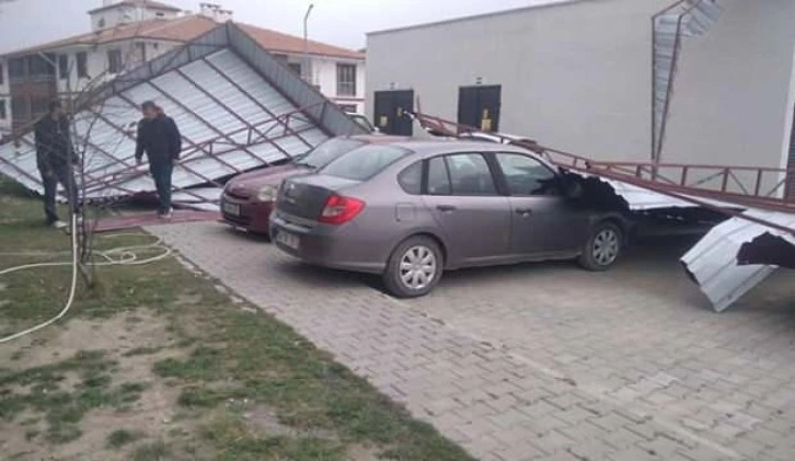 Bolu'da kuvvetli rüzgarda, hastanenin çatısı uçtu