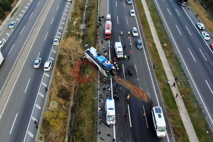 Bolu'da otobüs kazasında ölen 3 kişinin cenazeleri morga kaldırıldı