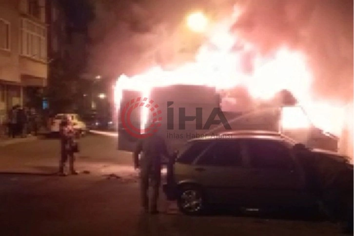 Boya yaparken servis aracı alev topuna döndü, yangın minibüse ve binaya sıçradı