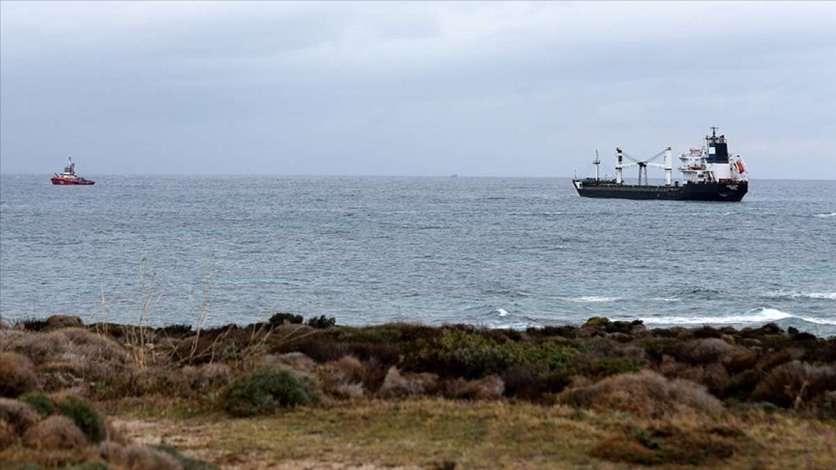 Bozcaada açıklarında karaya oturan Panama bayraklı kuru yük gemisi kurtarıldı