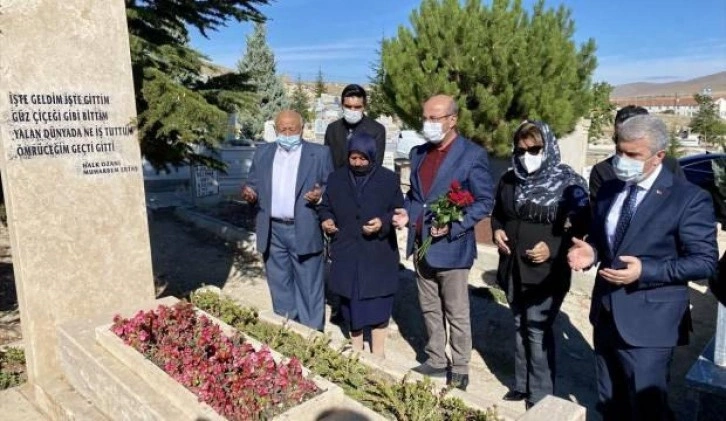 'Bozkırın Tezenesi' Neşet Ertaş Kırşehir'deki mezarı başında anıldı