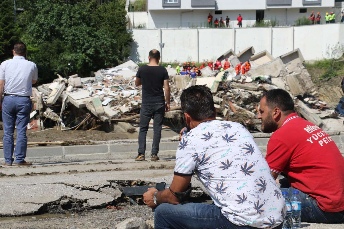 Bozkurt'ta sel felaketinde çöken bina karşısında umutlu bekleyiş sürüyor