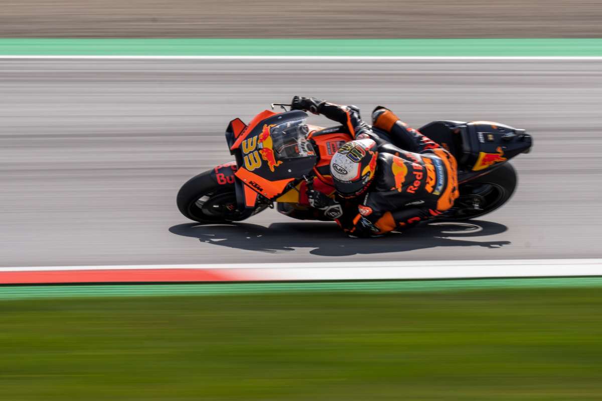 Brad Binder ıslak zeminde kuru lastiklerle yarış kazandı