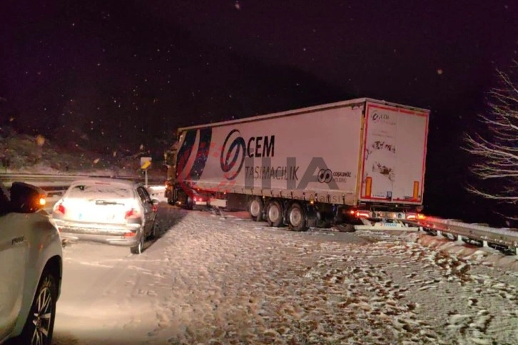 Bursa Ankara karayolunda tırların kayması sebebiyle kapanan yollar trafiğe açıldı