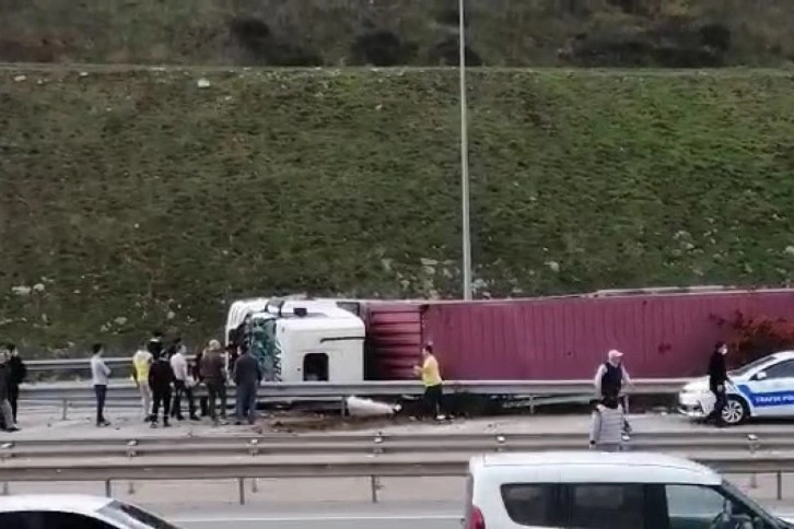 Bursa-Ankara otobanında virajı alamayan TIR devrildi