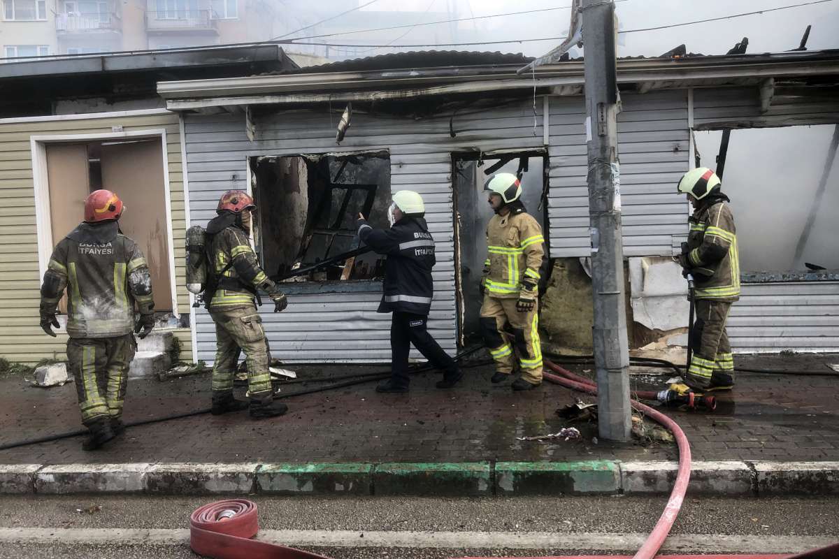 Bursa'da 3 ev küle döndü