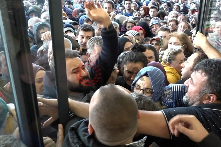 Bursa’da alışveriş çılgınlığı...Birbirlerini ezdiler