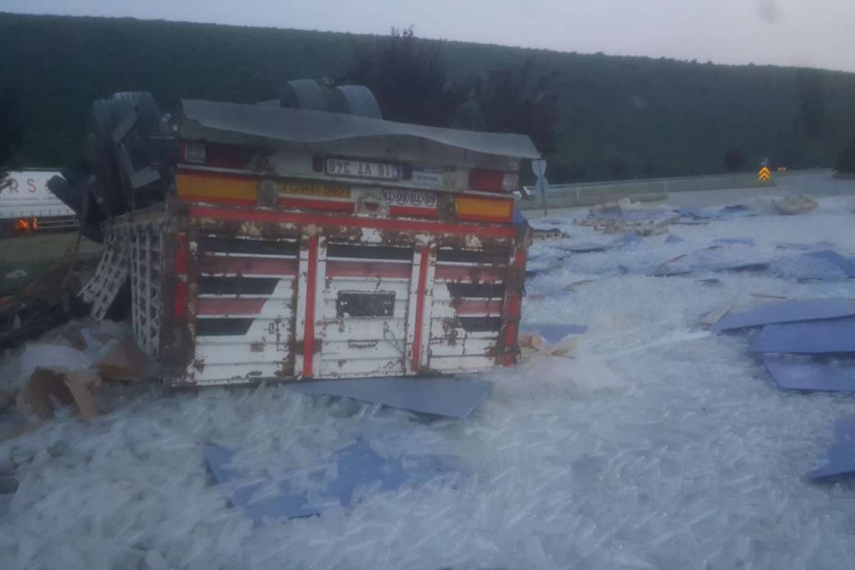 Bursa'da cam şişe yüklü tır devrildi, kara yolu cam şişeyle kaplandı