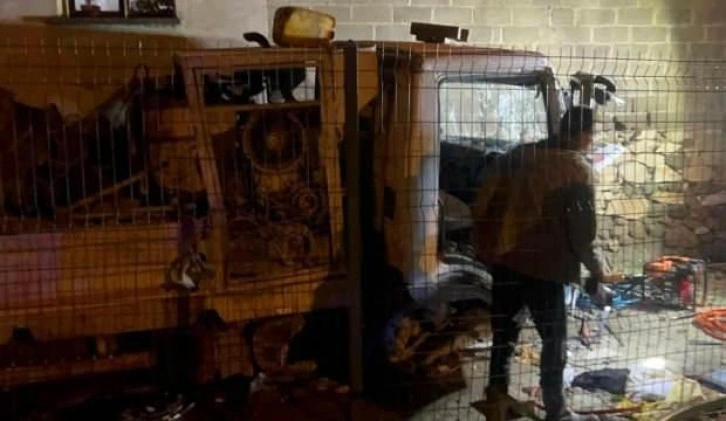 Bursa'da freni boşalan kamyonet çocuk parkına daldı: 2 yaralı