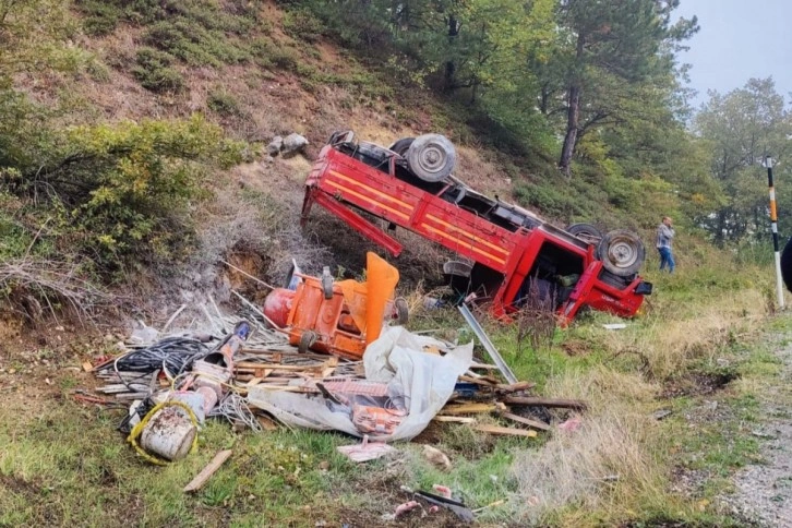 Bursa'da freni patlayan kamyonet şarampole yuvarlandı: 3 yaralı