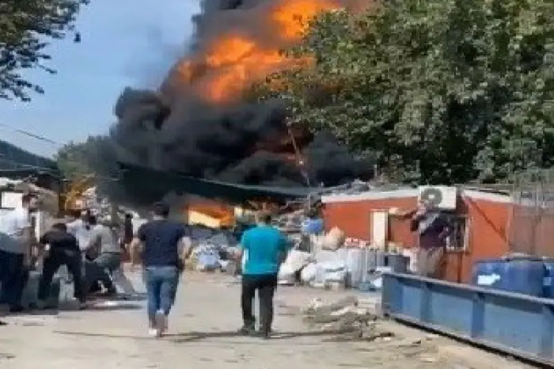 Bursa'da geri dönüşüm tesisinde yangın...Dumanlar gökyüzünü siyaha boyadı