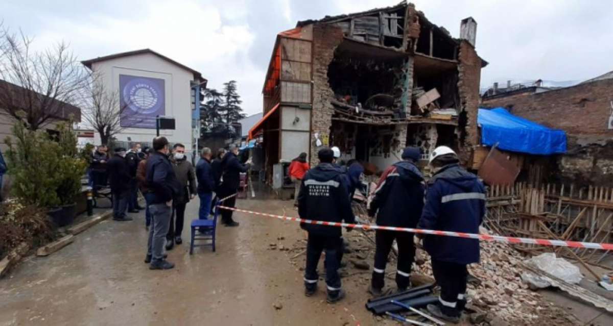 Bursa'da kafe büyük gürültüyle çöktü, facianın eşiğinden dönüldü