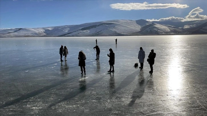 Büyük bölümü donan Çıldır Gölü turistleri ağırlamaya devam ediyor