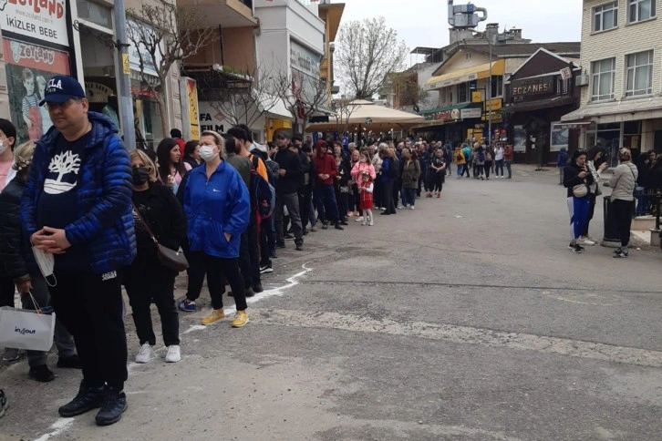 Büyükada’da metrelerce elektrikli araç kuyruğu oluştu