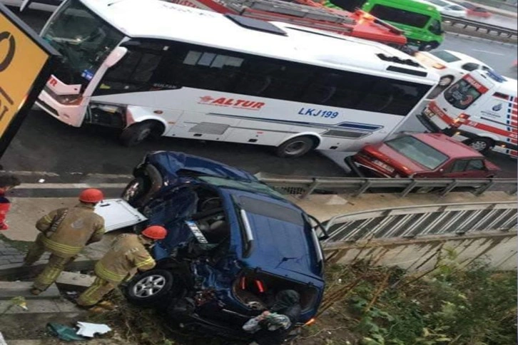 Büyükçekmece’de servis minibüsü kazası kamerada