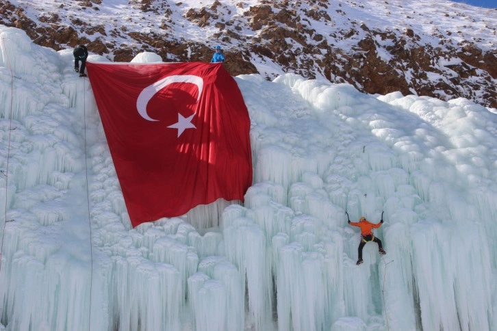 Buz üzerinde nefes kesen anlar