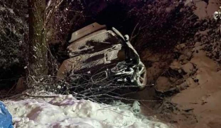 Buzlanma nedeniyle dere yatağına uçan otomobilde can pazarı: 1 ölü, 3 yaralı