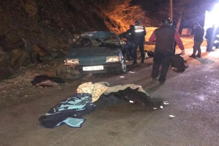 Buzlu yolda trafik kazası: 5 yaralı