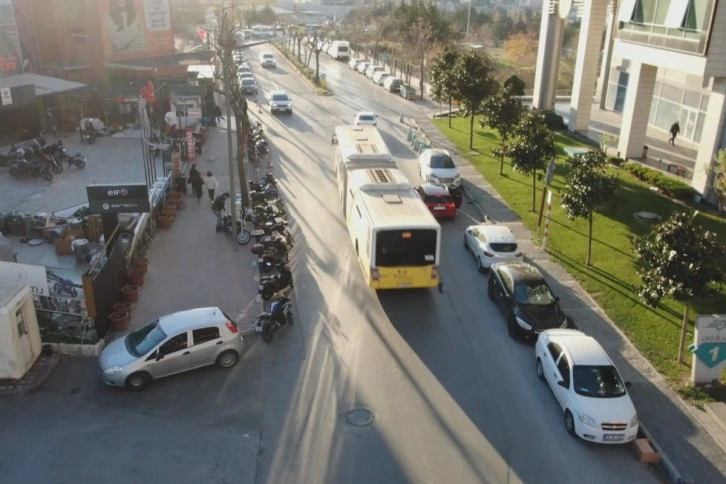 Caddeyi motosiklet sergisine çevirdiler, trafik çileye dönüştü