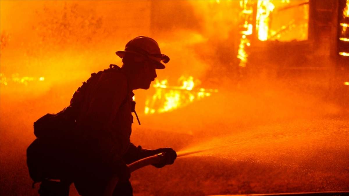 California'da devam eden yangın, eyalet tarihinin en büyük 2. yangını olarak kayda geçti