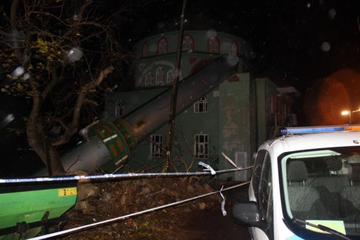 Cami minaresi şiddetli lodosa dayanamadı