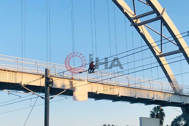 Cami minaresinde intihar girişiminde bulunan şahıs, bu sefer de üst geçide çıktı