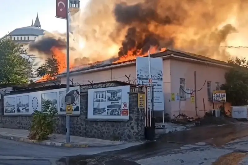 Cami şantiye alanında yangın