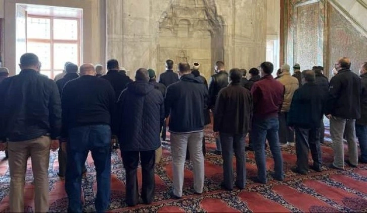 Camilerde normal saf düzeninde namaz kılınmaya başlandı