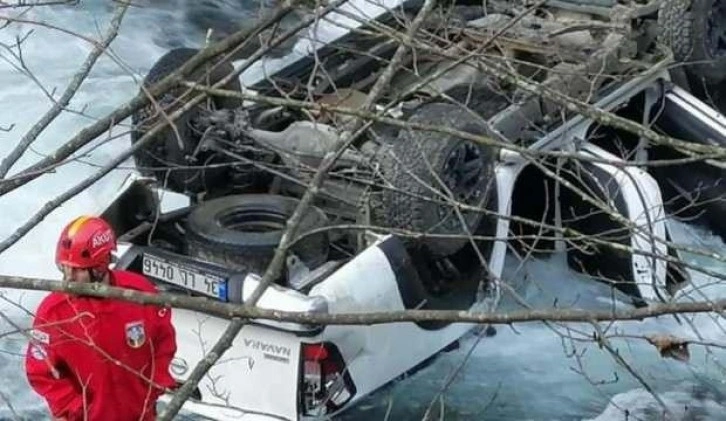 Çamlıhemşin'de kamyonet dereye uçtu: 1 ölü, 4 yaralı