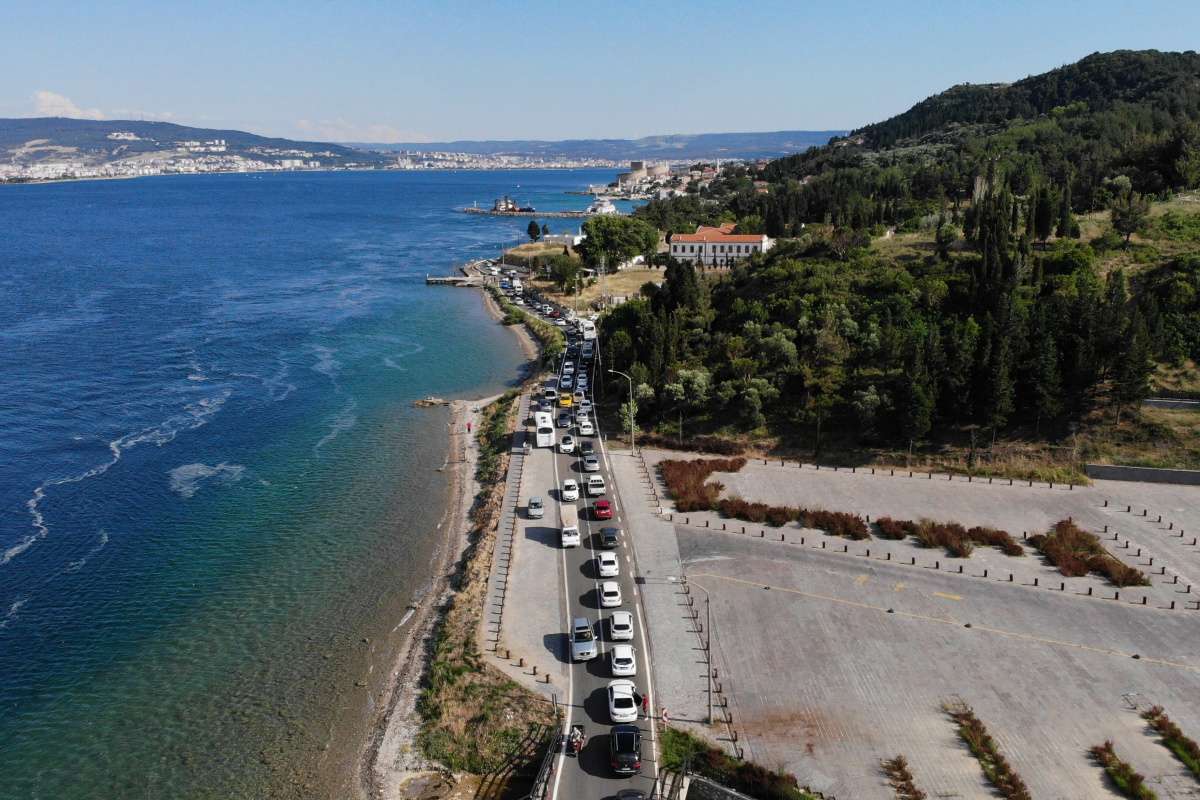 Çanakkale'de tatilcilerin feribot çilesi başladı