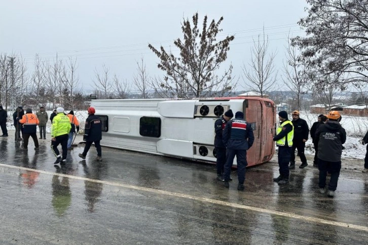 Cenaze nakil aracı devrildi: 2'si ağır 16 yaralı