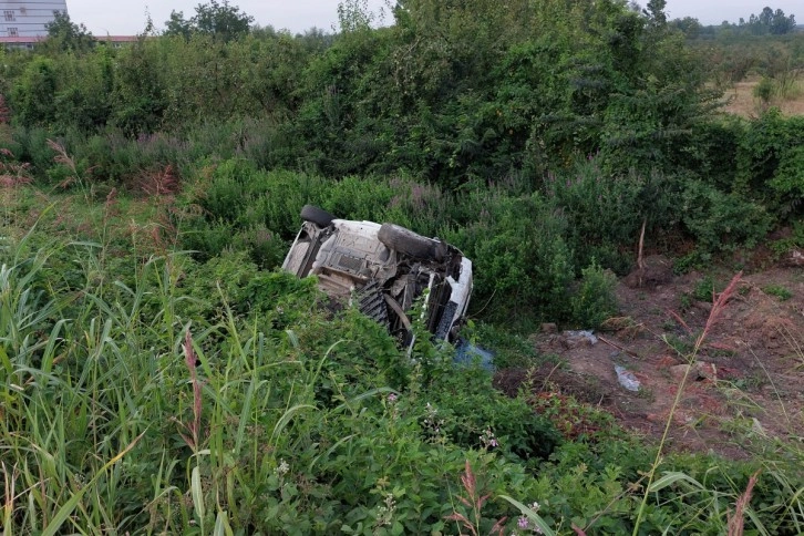 Cenazeye yolunda otomobil şarampole yuvarlandı: 2 yaralı