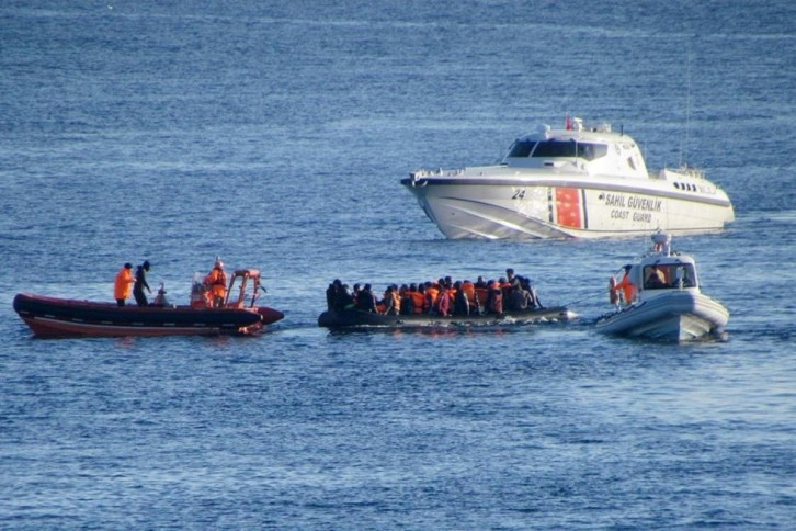 Çeşme'de 63 düzensiz göçmen kurtarıldı, 28 göçmen de yakalandı