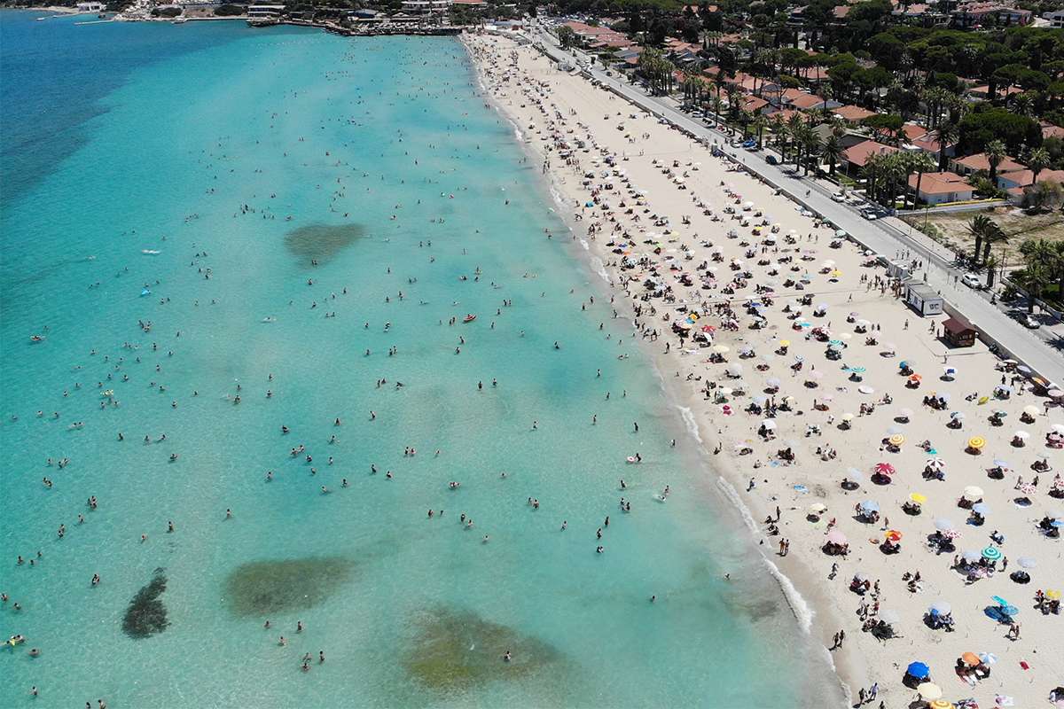 Çeşme'de nüfus 1 milyonu aştı; plajlardaki kalabalık havadan görüntülendi