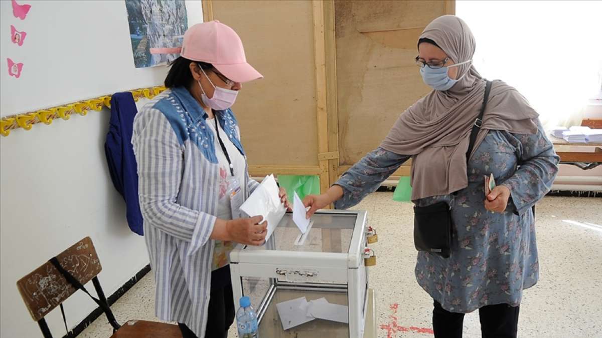 Cezayir'de nihai seçim sonuçlarında 7 sandalye kaybeden Ulusal Kurtuluş Cephesi liderliğini kor