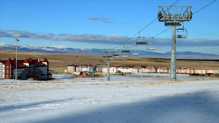 Cıbıltepe Kayak Merkezi'nde kar yağmadığı için turizmciler zor günler geçiriyor