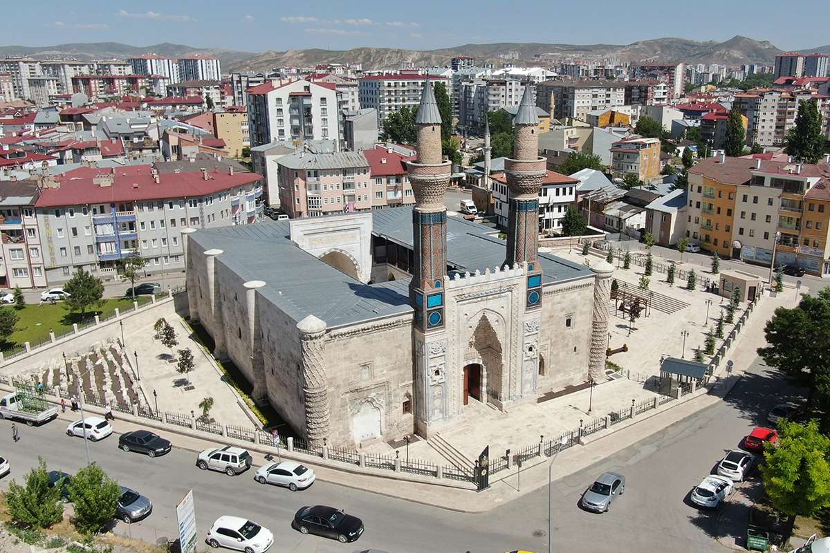 Çinileriyle göz kamaştıran Gök Medrese açılış için gün sayıyor