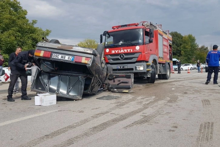 Ciple çarpışan otomobil takla attı: 4 yaralı