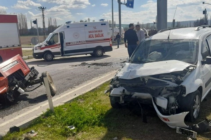 Çorum'da otomobille çarpışan traktör ikiye ayrıldı