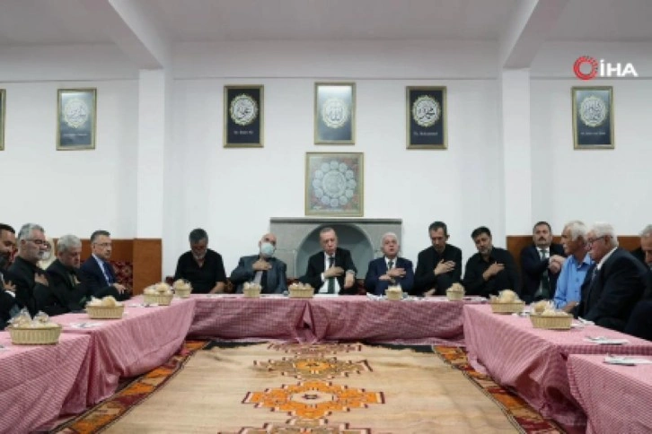 Cumhurbaşkanı Erdoğan cemevinde Alevi dedeleriyle birlikte iftar yaptı