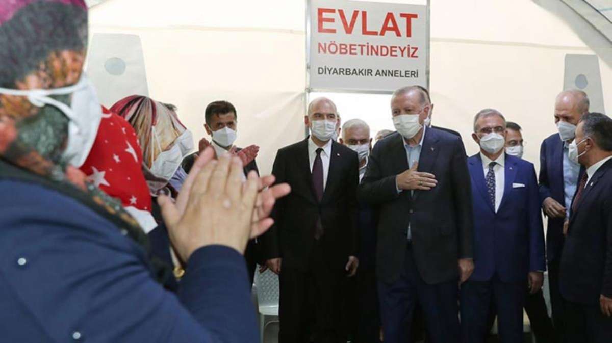 Cumhurbaşkanı Erdoğan, Diyarbakır Anneleri'ni kaldıkları çadırda ziyaret etti