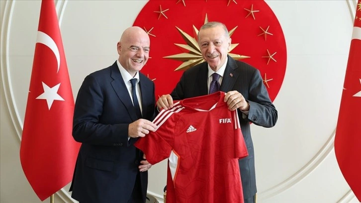 Cumhurbaşkanı Erdoğan, FIFA Başkanı Infantino ve UEFA Başkanı Ceferin'i kabul etti