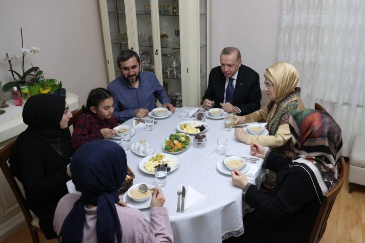 Cumhurbaşkanı Erdoğan, Ümraniye’de bir vatandaşın evinde iftar yaptı