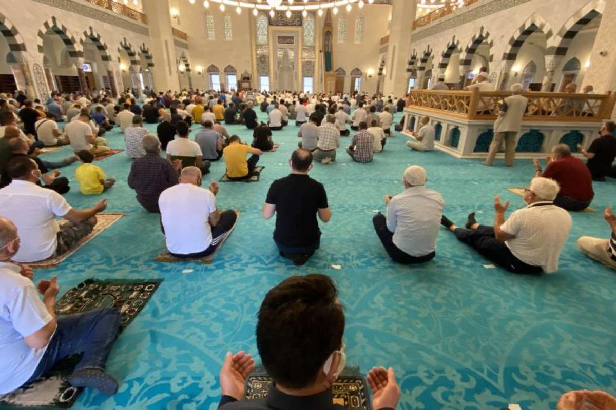 Cumhurbaşkanı Erdoğan'ın açtığı Uzunmehmet Camii'nde ilk bayram namazı